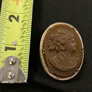 Ladies, very beautiful vintage cameo pin/brooch, Beautiful jewelry